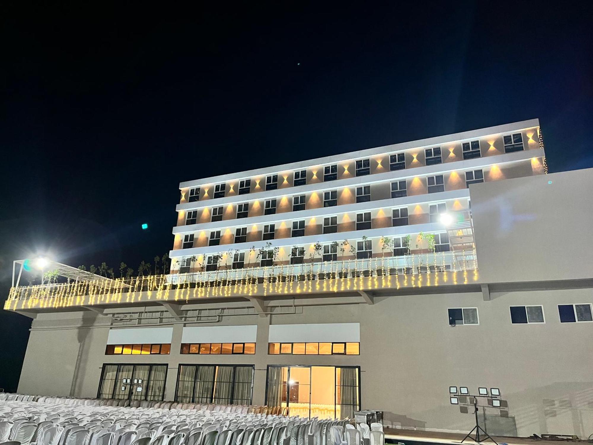 Vits Satyajeet Karad Hotel Exterior foto